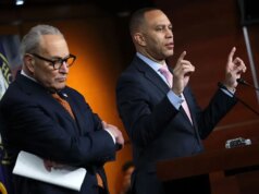 I democratici scendono al minimo dei nuovi elettori, anche i repubblicani sono sott’acqua: sondaggio