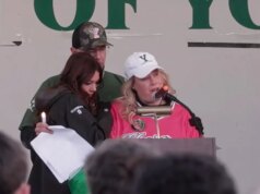 La madre di uno studente universitario ucciso giura di “lottare per la giustizia” dopo che un immigrato illegale è stato accusato di omicidio a Chicago