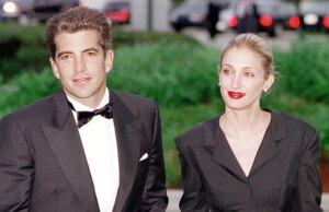 I fan affollano i siti di JFK Jr nelle principali città mentre la serie di successo “Love Story” innesca la frenesia del turismo