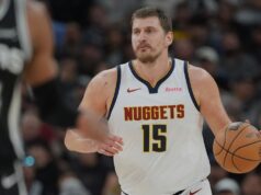 Jokic segna una tripla doppia, i Nuggets superano gli Spurs
