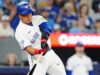 Kazuma Okamoto batte la pulizia nella formazione dei Blue Jays dietro Dylan Stop