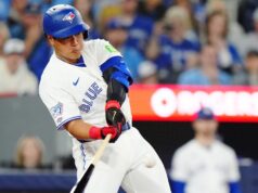 Kazuma Okamoto batte la pulizia nella formazione dei Blue Jays dietro Dylan Stop