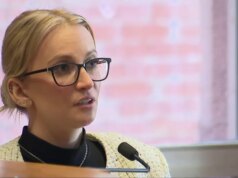 Il poliziotto sotto processo nega di aver sparato a un collega in uno scontro a casa; i pubblici ministeri sostengono che il rischio letale fosse reale