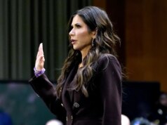 I senatori repubblicani litigano con Noem durante un’accesa udienza sulla sua gestione dell’ondata di deportazioni