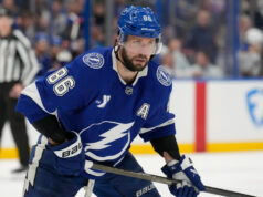 Nikita Kucherov dei Lightning e Nick Paul contro i senatori malati