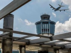 Un aereo dell’Air Canada colpisce un veicolo, costringendo l’aeroporto LaGuardia di New York a chiudere