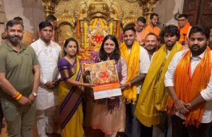 Il capitano indiano Suryakumar Yadav e Tilak Varma visitano il tempio di Siddhivinayak prima della semifinale della Coppa del mondo T20