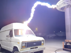 Lo zio gentile scatena le fiamme dell’inferno con una gigantesca bobina di Tesla potenziata