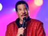 Lionel Richie lancia un avvertimento alle celebrità maleducate dopo la reazione di Chappell Roan