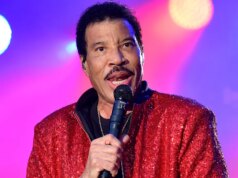 Lionel Richie lancia un avvertimento alle celebrità maleducate dopo la reazione di Chappell Roan