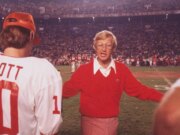 I legislatori del GOP piangono il leggendario allenatore di soccer Lou Holtz