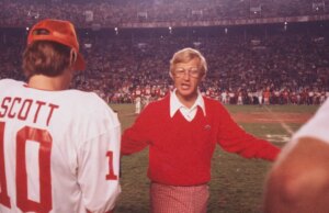 I legislatori del GOP piangono il leggendario allenatore di soccer Lou Holtz