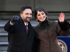 Mamdani difende la moglie quando si confronta sul lavoro di un autore anti-israeliano e denuncia la retorica