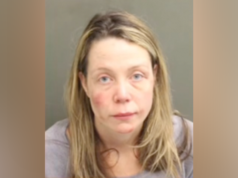 Una donna della Florida vista in video presumibilmente aggredisce un’autista incinta, un passante anziano e morde un agente di polizia