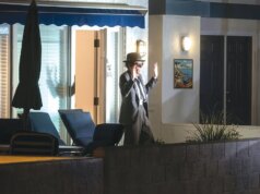 Imprenditore milionario trovato morto in una lussuosa casa sulla spiaggia mentre un sospetto vestito in modo bizzarro veniva arrestato dopo una situazione di stallo