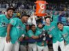 I Marlins ottengono la vittoria finale mentre le maglie verde acqua della squadra fanno il loro debutto stagionale