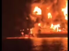 Guarda: il video mostra un enorme incendio dopo che le esplosioni hanno colpito petroliere al largo della costa irachena di Bassora