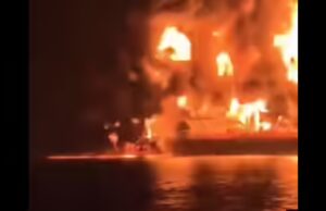 Guarda: il video mostra un enorme incendio dopo che le esplosioni hanno colpito petroliere al largo della costa irachena di Bassora