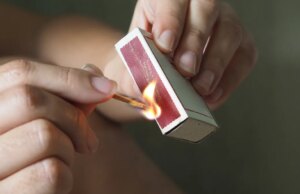 Tendenza allo “sputafuoco” legata a gravi ustioni negli adolescenti, avvertono i funzionari