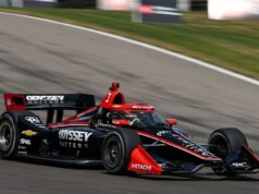 Il pilota della IndyCar si allontana miracolosamente dal relitto dopo essersi schiantato contro la recinzione del percorso