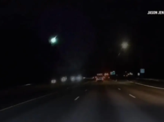 Palla di fuoco catturata in video mentre una meteora sfreccia nel cielo del Pacifico nordoccidentale