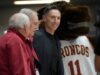 Steve Nash, ex studente di Santa Clara, si congratula con i nuovi Broncos