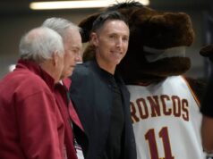Steve Nash, ex studente di Santa Clara, si congratula con i nuovi Broncos