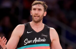 Il giornalista sportivo strappa un giocatore NBA per un submit sul weblog che si oppone alla promozione dello strip membership della squadra avversaria