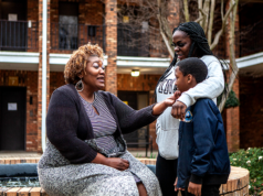 L’assistente sociale della Louisiana combatte la burocrazia statale che le impedisce di aiutare i bambini con bisogni speciali