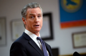 Newsom strappa Noem come “Kosplay Barbie” per una campagna pubblicitaria da 220 milioni di dollari, chiede al DHS di rilasciare 500 milioni di dollari per gli incendi di Los Angeles