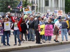 I manifestanti di “No Kings” debuttano con la riscrittura del verso di “America the Lovely” per includere “il tuo immigrato”