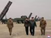 Kim Jong Un, la figlia, supervisiona i check dei lanciarazzi “mortali ma attraenti” della Corea del Nord