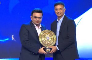 Rahul Dravid reagisce dopo aver vinto l’onore alla carriera della BCCI
