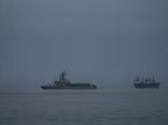 L’Iran valuta la possibilità di consentire il passaggio attraverso lo Stretto di Hormuz a un numero limitato di petroliere