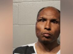 Criminale di carriera accusato di aver fatto irruzione in casa e di essersi infilato nel letto con il bambino mentre la famiglia dormiva