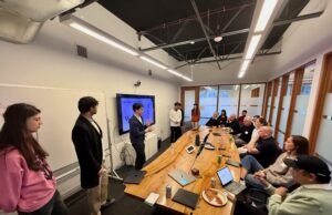 Ecco la presentazione: gli studenti della UW entrano nella stanza con i principali investitori per condividere le loro idee di avvio dell’intelligenza artificiale