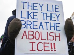 Perché all’ICE è consentito impersonare le forze dell’ordine