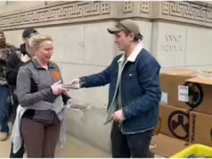 Attivisti pro-armi distribuiscono riviste AR-15 gratuite fuori dal Virginia State Capitol prima del divieto – video