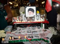 Il video cattura il caos che scoppia alla veglia di New York per l’uccisione dell’Ayatollah Khamenei mentre volano pugni