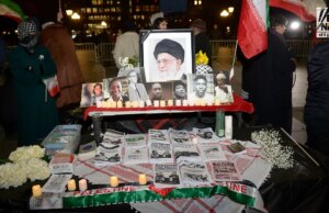 Il video cattura il caos che scoppia alla veglia di New York per l’uccisione dell’Ayatollah Khamenei mentre volano pugni