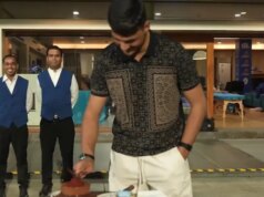 La stella dell’Afghanistan, che ha inviato un messaggio all’India dopo i mortali attacchi aerei del Pakistan, festeggia il compleanno con gli indiani di Mumbai