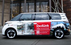 A Redmond viene lanciato un nuovo servizio gratuito di veicoli elettrici su richiesta per trasportare i passeggeri sulla metropolitana leggera