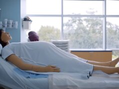 La mamma robotic inquietante che partorisce sta addestrando le future ostetriche