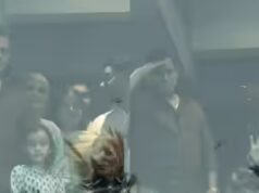 Salman saluta i fan durante l’Eid, Salim Khan fa la prima apparizione dopo il ricovero in ospedale