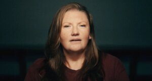 Una donna etichettata come “Charles Manson donna” è scappata di prigione, il pubblico ministero ora dubita della sua condanna