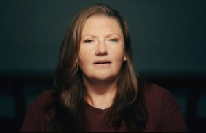 Una donna etichettata come “Charles Manson donna” è scappata di prigione, il pubblico ministero ora dubita della sua condanna