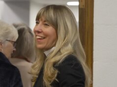 Il candidato democratico di Battleground ha collegato le manifestazioni pubbliche di fede alla violenza politica nel discorso del 2023