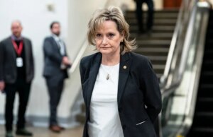 La senatrice Hyde-Smith si prepara allo scontro di novembre con il nemico democratico che aveva sconfitto una volta