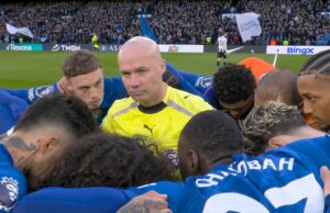 “Cosa sta succedendo?!” | Scene bizzarre in cui il Chelsea si stringe attorno all’arbitro prima del calcio d’inizio!