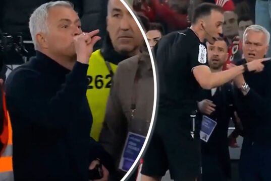 Mourinho ha mostrato il DECIMO rosso dopo che il Benfica ha segnato il pareggio nel finale contro il Porto!